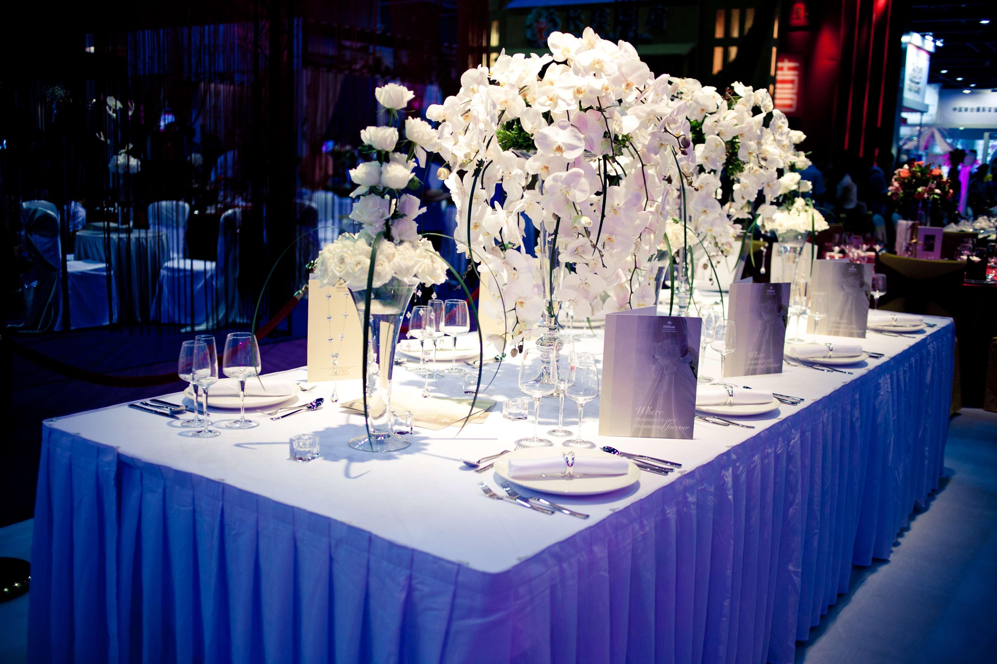 Hilton Guangzhou Tianhe - Free Shuttle Bus And Registration Counter Available During Canton Fair Period Exterior foto A table set for a formal dinner