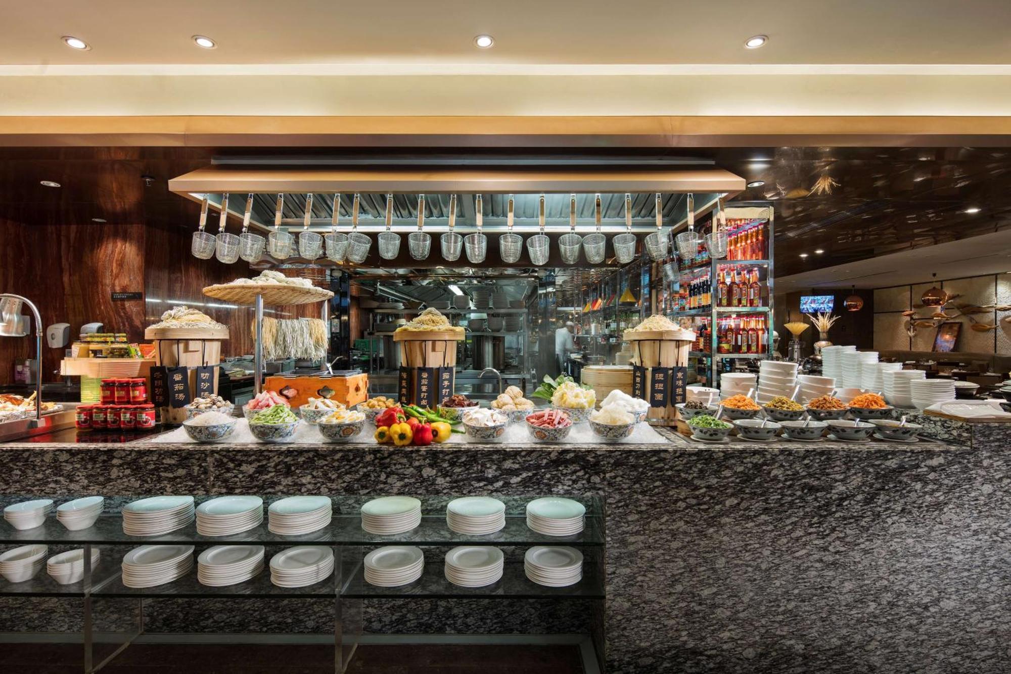 Hilton Guangzhou Tianhe - Free Shuttle Bus And Registration Counter Available During Canton Fair Period Exterior foto A buffet at a hotel