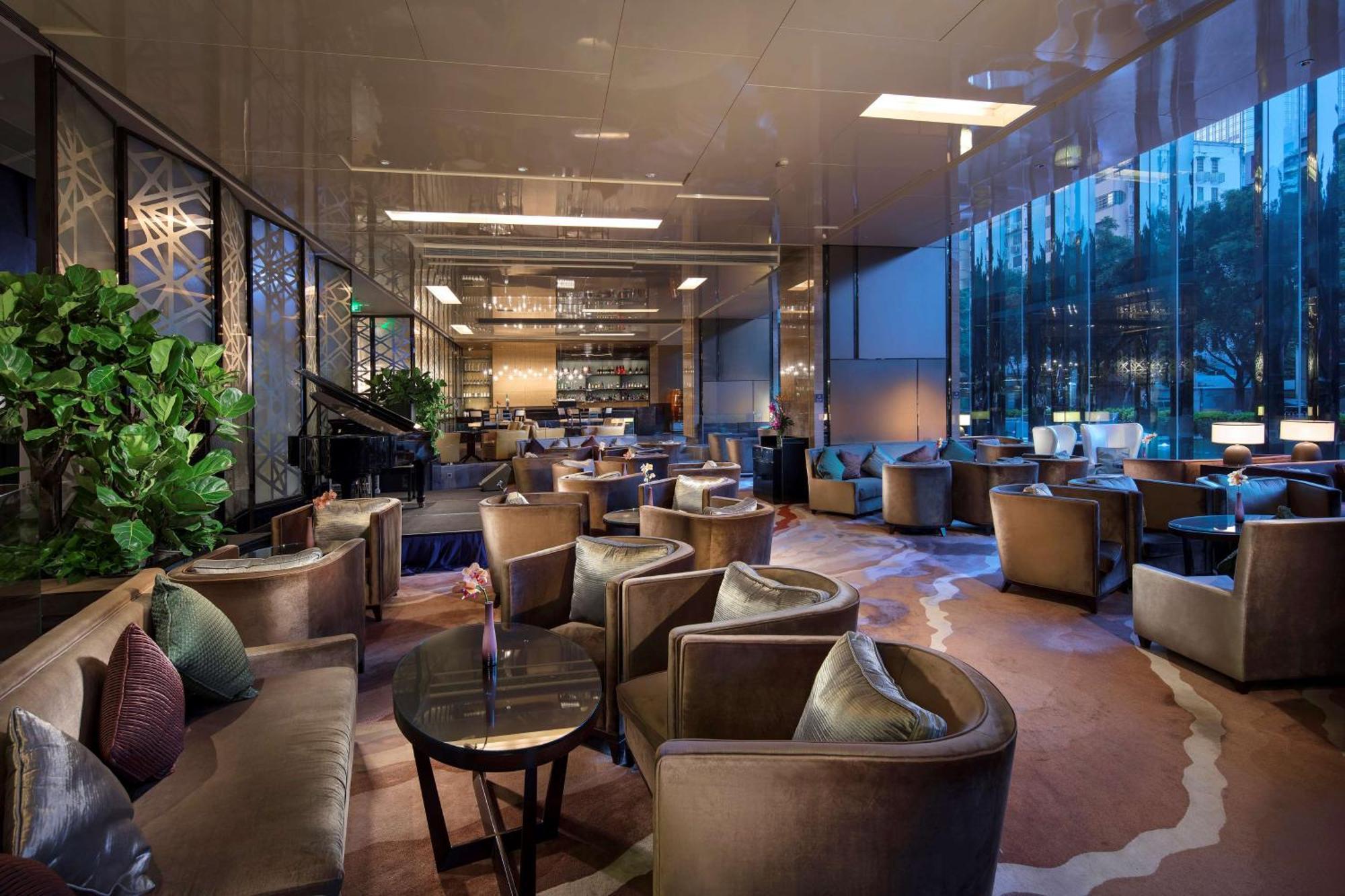 Hilton Guangzhou Tianhe - Free Shuttle Bus And Registration Counter Available During Canton Fair Period Exterior foto The Club lounge at Hong Kong International Airport