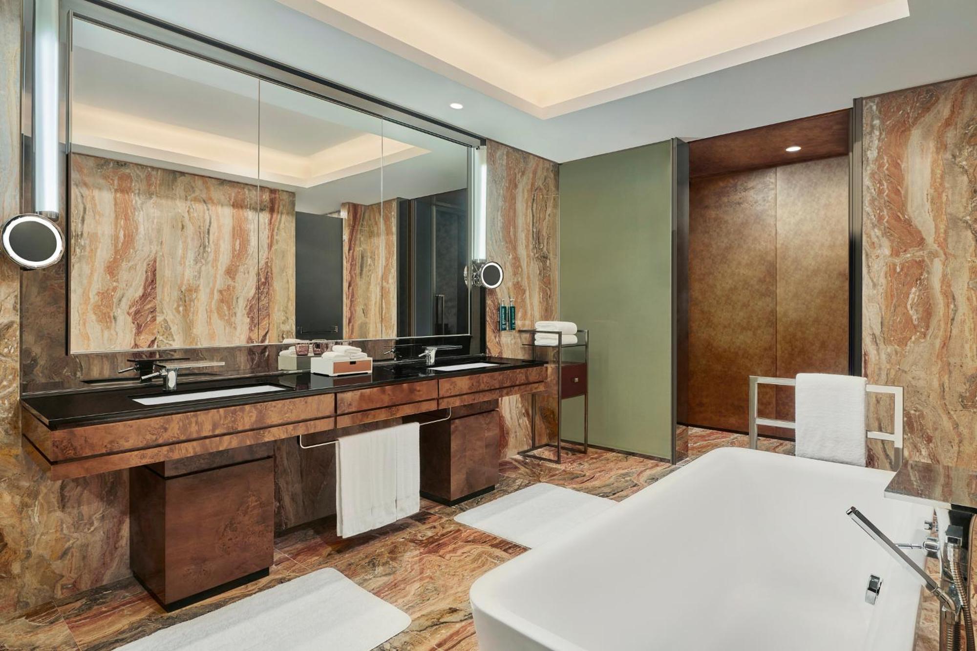 Hilton Guangzhou Tianhe - Free Shuttle Bus And Registration Counter Available During Canton Fair Period Exterior foto